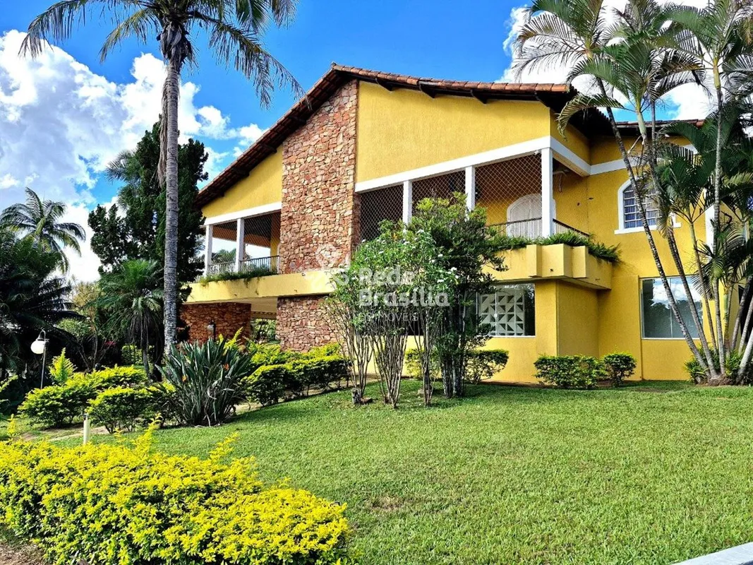 SMDB Conjunto 22O imóvel conta com uma casa principal e uma de apoio em um terre...