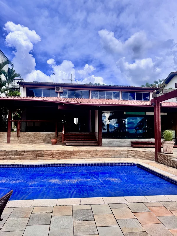 Alugo casa no Lago Sul na QI 19 Conj 7, na Colina Dom Bosco . Ótima localização....