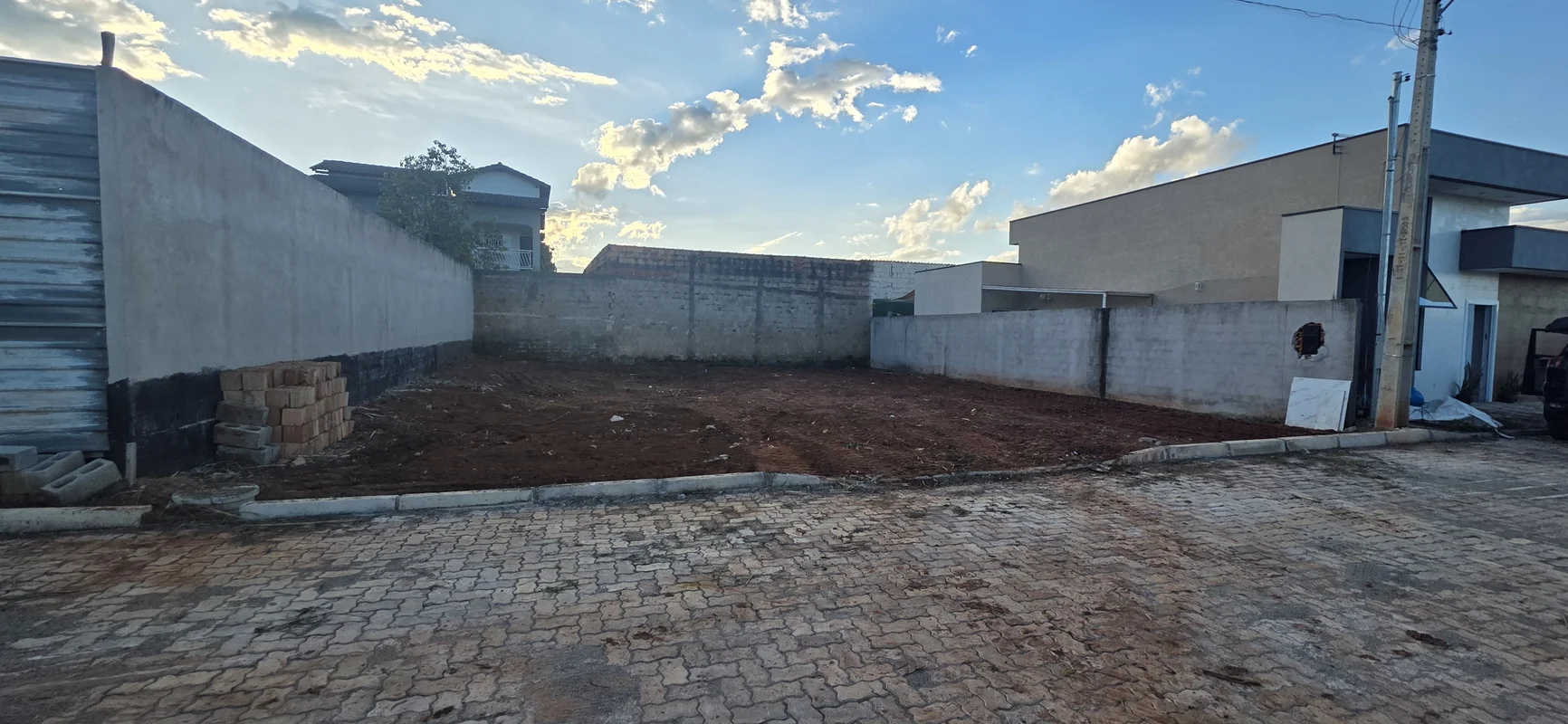 Vendo lote de 200 metros e 291 metrosCom 10 de frenteLote de 200 mts R$250 MILLO...