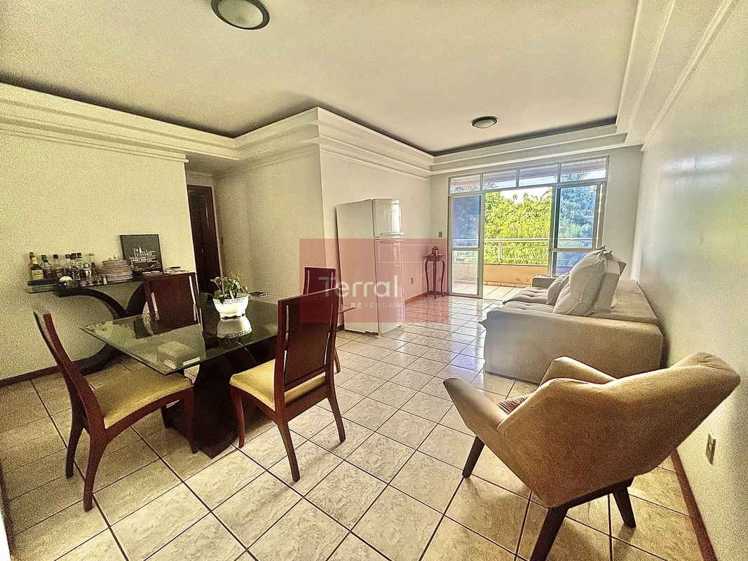 Apartamento três quartos no Setor Aeroporto. Sacada, armários, dependência de em...