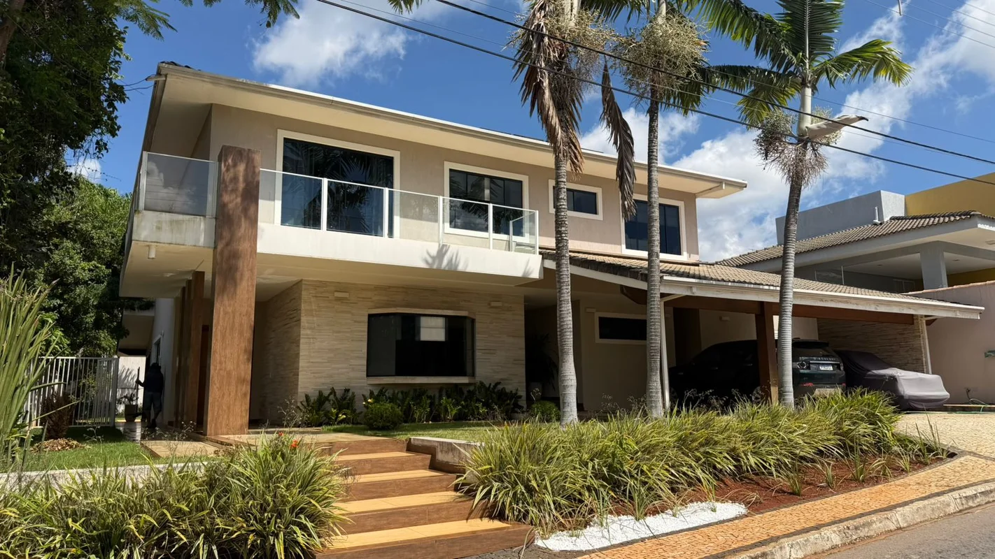 CASA ALTO PADRÃO À VENDA – JARDINS DO LAGO | QUADRA 2Apresentamos uma residência...