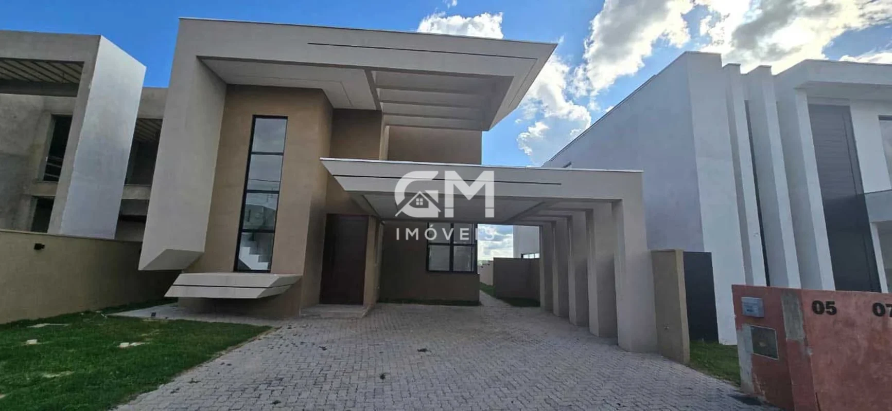 GM IMÓVEIS VENDE CASA RECÉM CONSTRUÍDA NO CONDOMINIO LE JARDINÁrea construída 22...