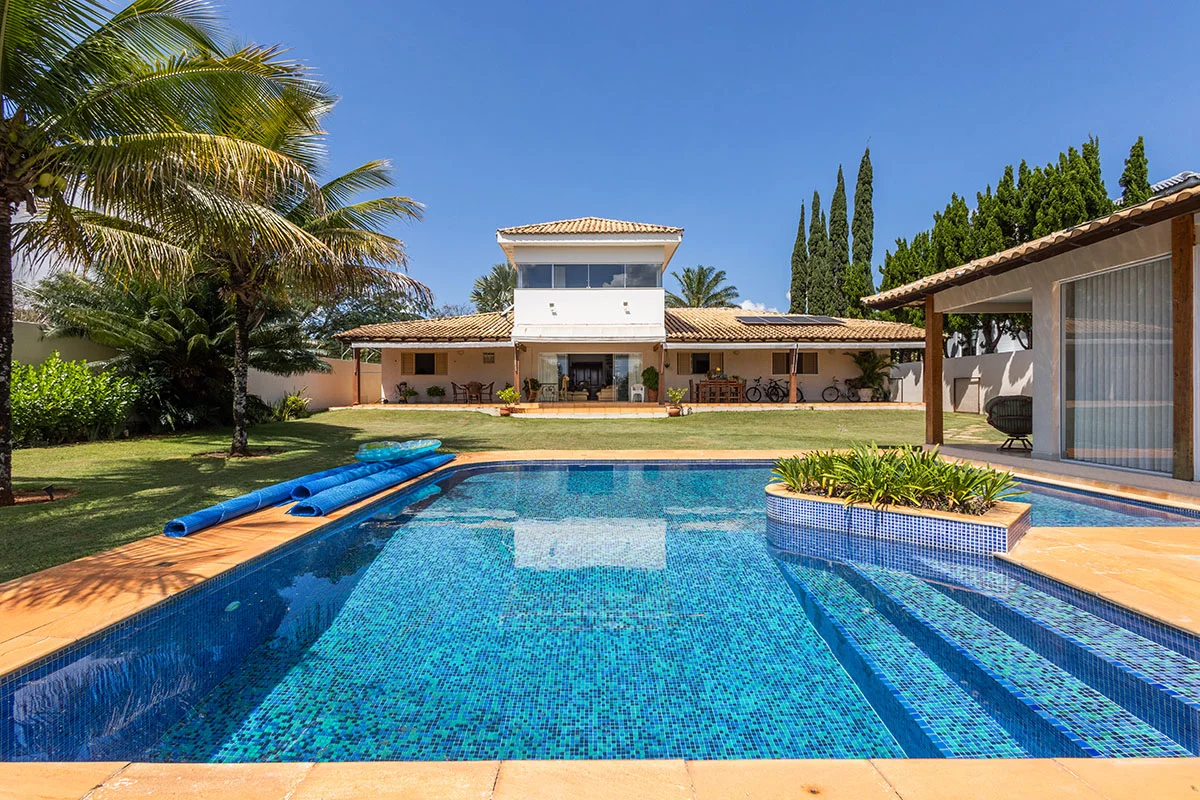 Excelente residência edificada em lote de 1.867m² e mais área verde de 1.325m².O...