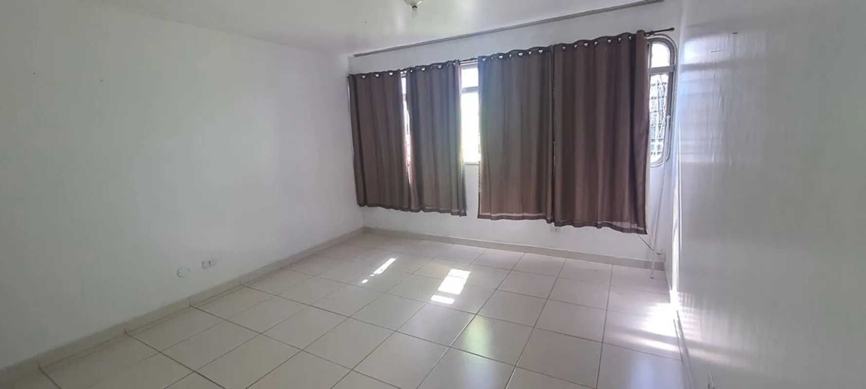 Kit na QI 02, Guará I, 30m², 1° andar, de frente, vista livre.Cozinha com área d...