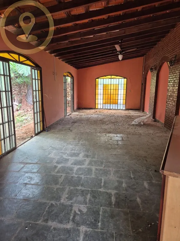 EXCELENTE CASA COLONIAL NO CONDOMINIO QUINTAS DO SOL, LOTE COM 2.000 M2, AREA CO...