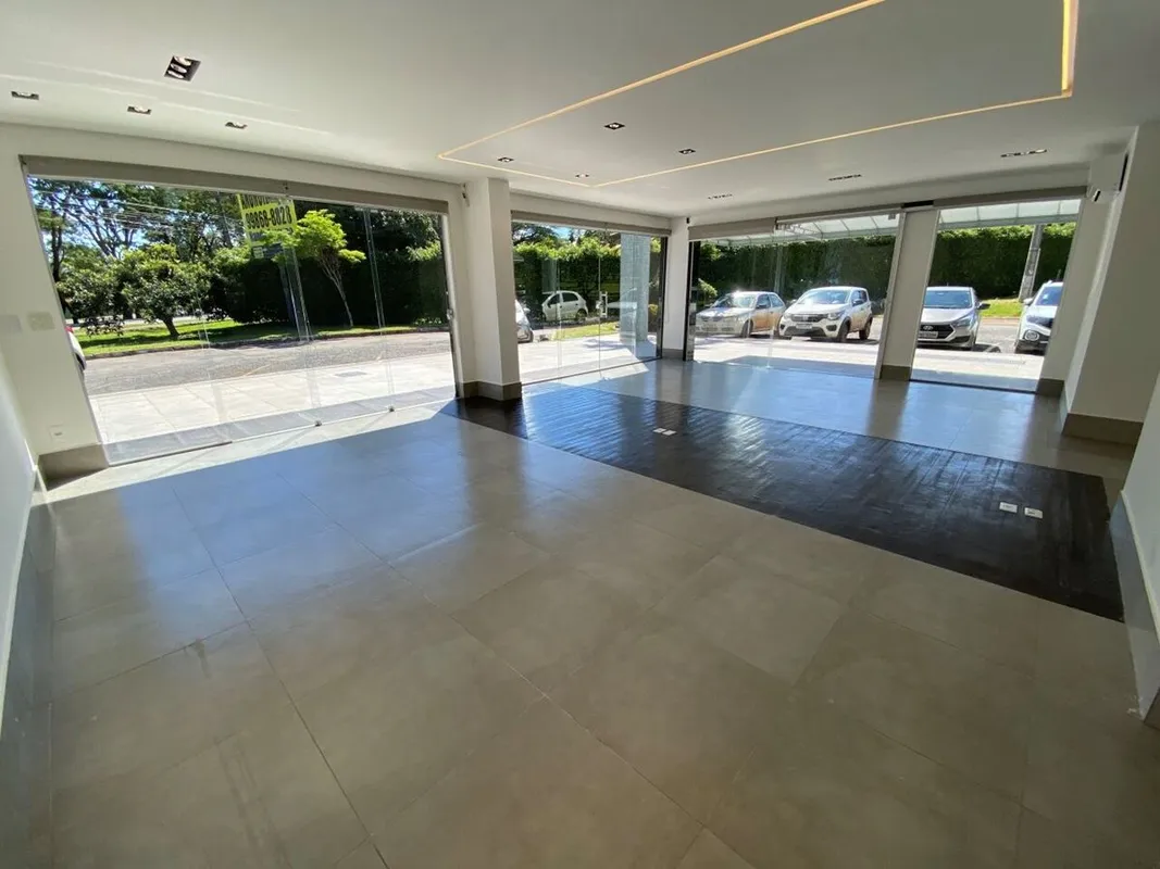 Loja térrea com subsolo, oferecendo uma configuração versátil e funcional, ideal...