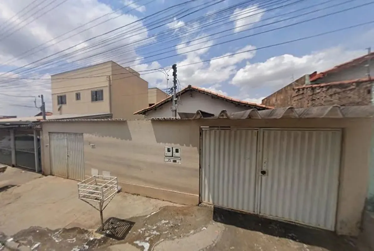 Casa com Edícula à Venda no Setor Garavelo 5 Quartos R$ 400.000,00Excelente opor...