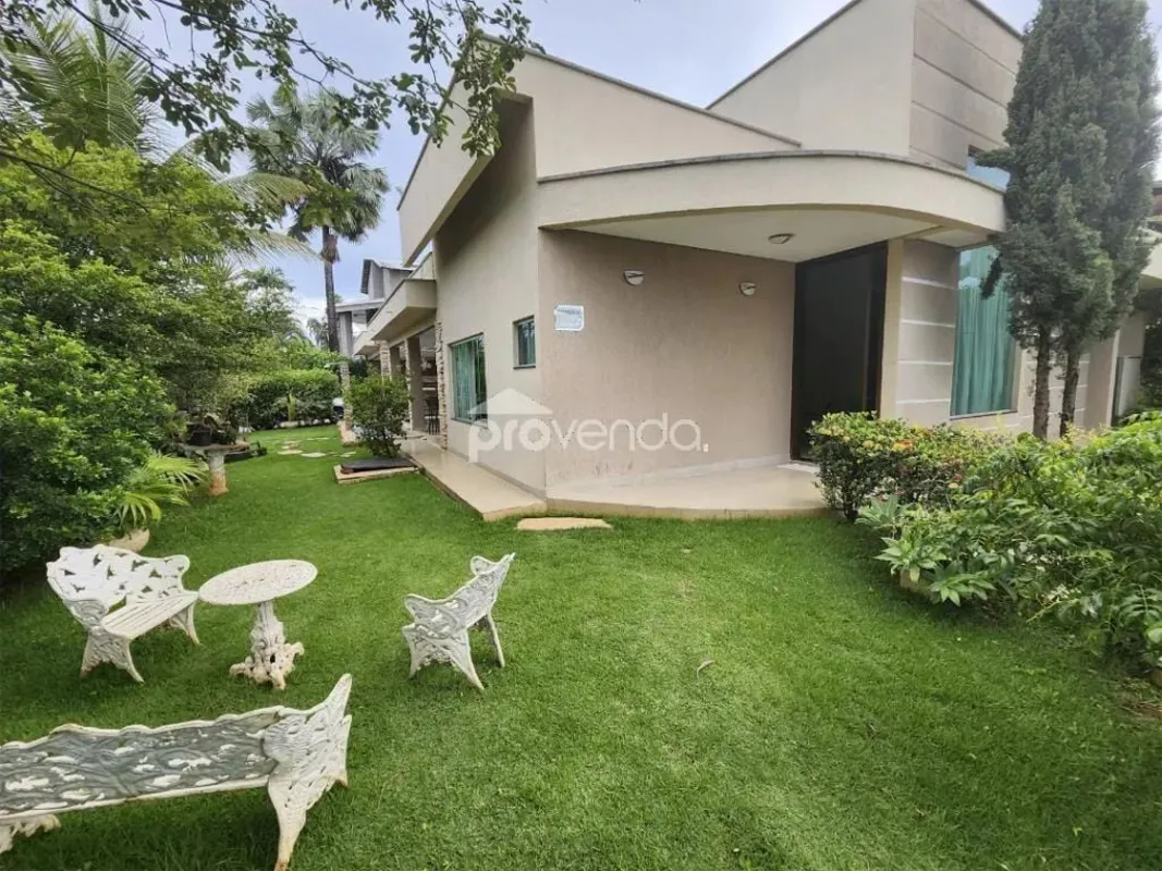Casa 4 suítes com piscina, 350m² área privativa em terreno 585m² - Jardins Madri...