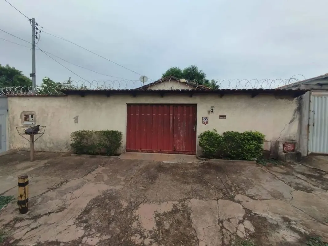 Casa com três quartos sala cozinha, área de serviço e garagem para três carros, ...
