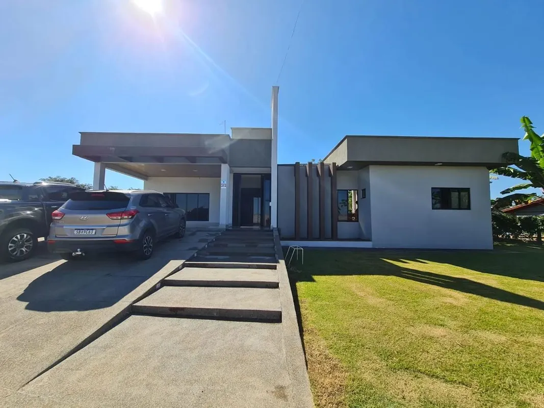 Chácara no Condomínio Sítios Talismã;Com 2.358m² de terreno e 451m² de área cons...