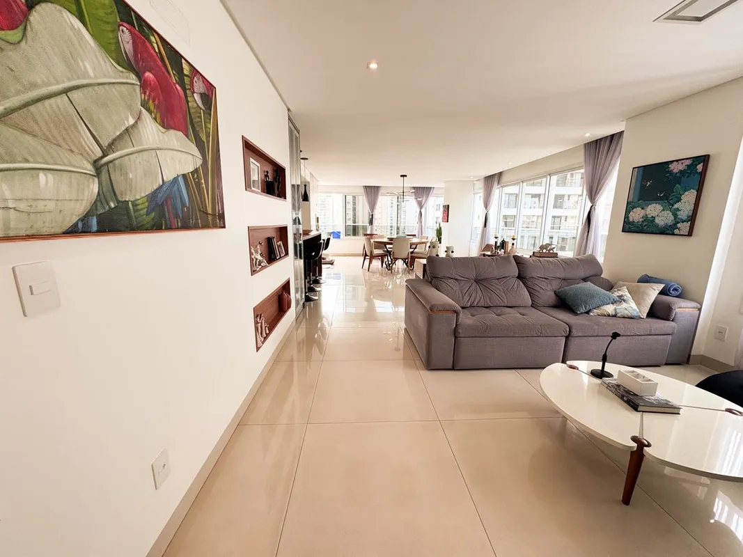 apartamento na rua T 35 setor Bueno 4 suítes sendo a principal master , sala par...