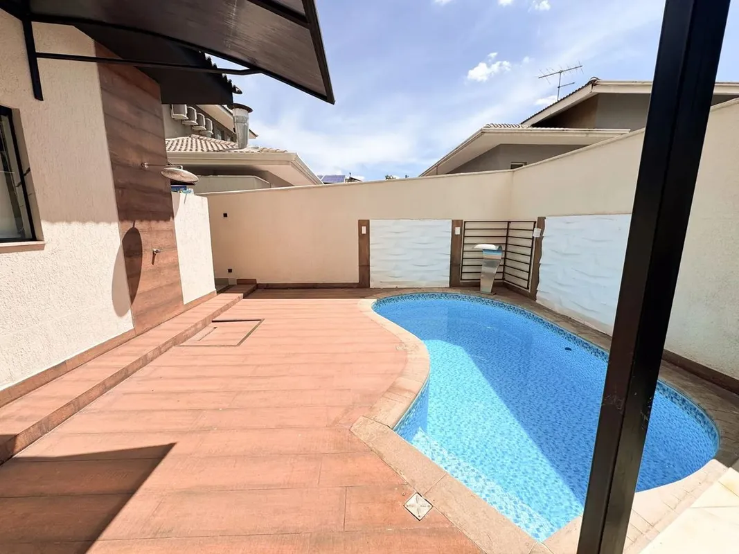 Casa Térrea com 3 Suítes e Piscina Condomínio Jardins Madri GoiâniaExcelente opo...
