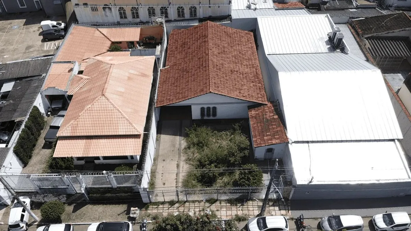 No coração do Setor Coimbra, esta casa de rua une localização privilegiada, ampl...