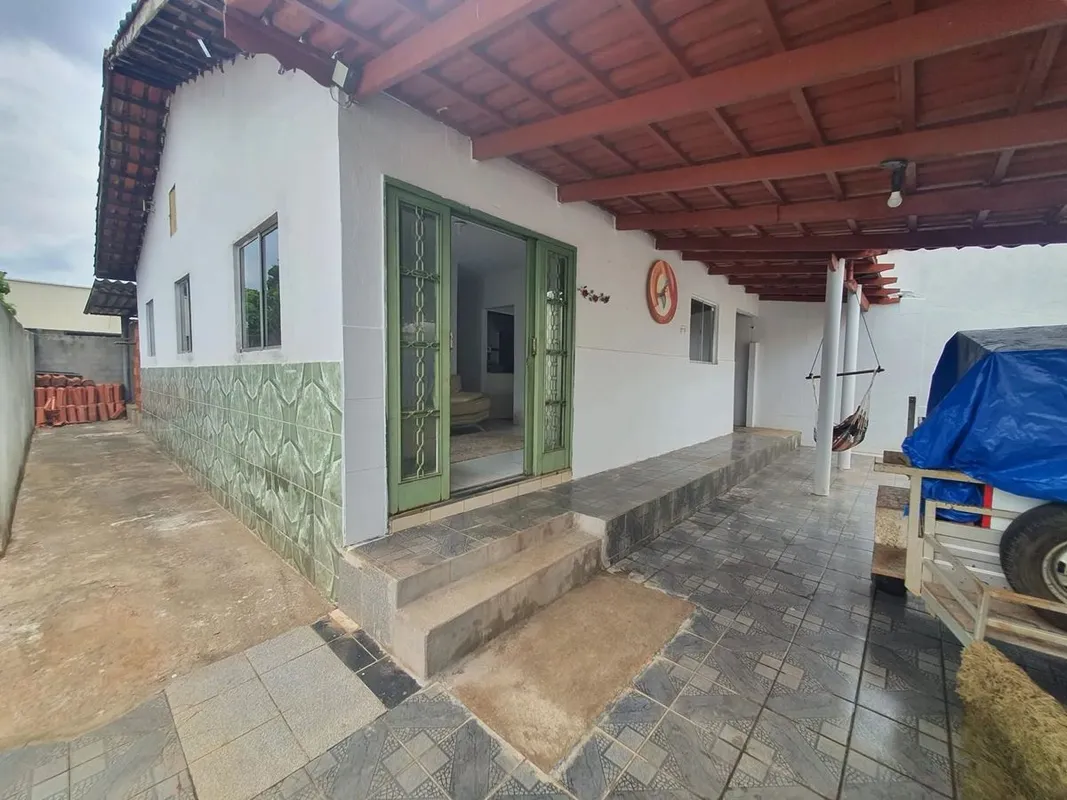 casa com barracão no fundo divididas com muro. barracão com excelente acabamento...