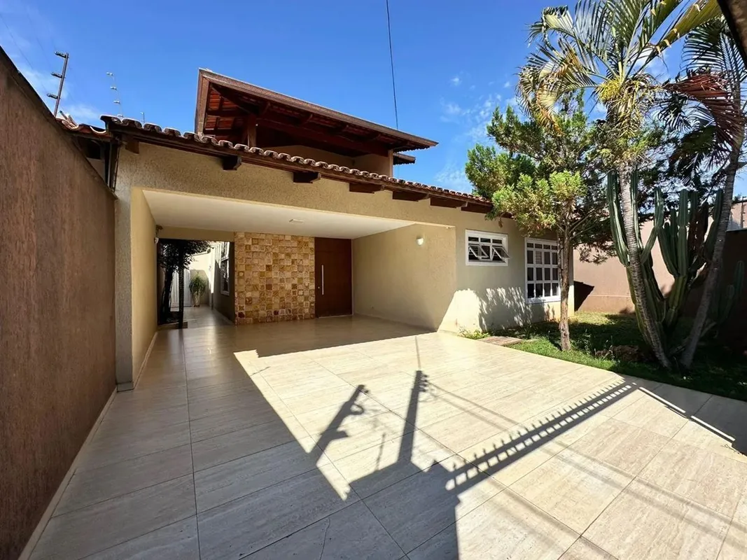 Casa com 3 suítes plenas, ampla sala com dois ambientes( sala tv no mezanino), c...