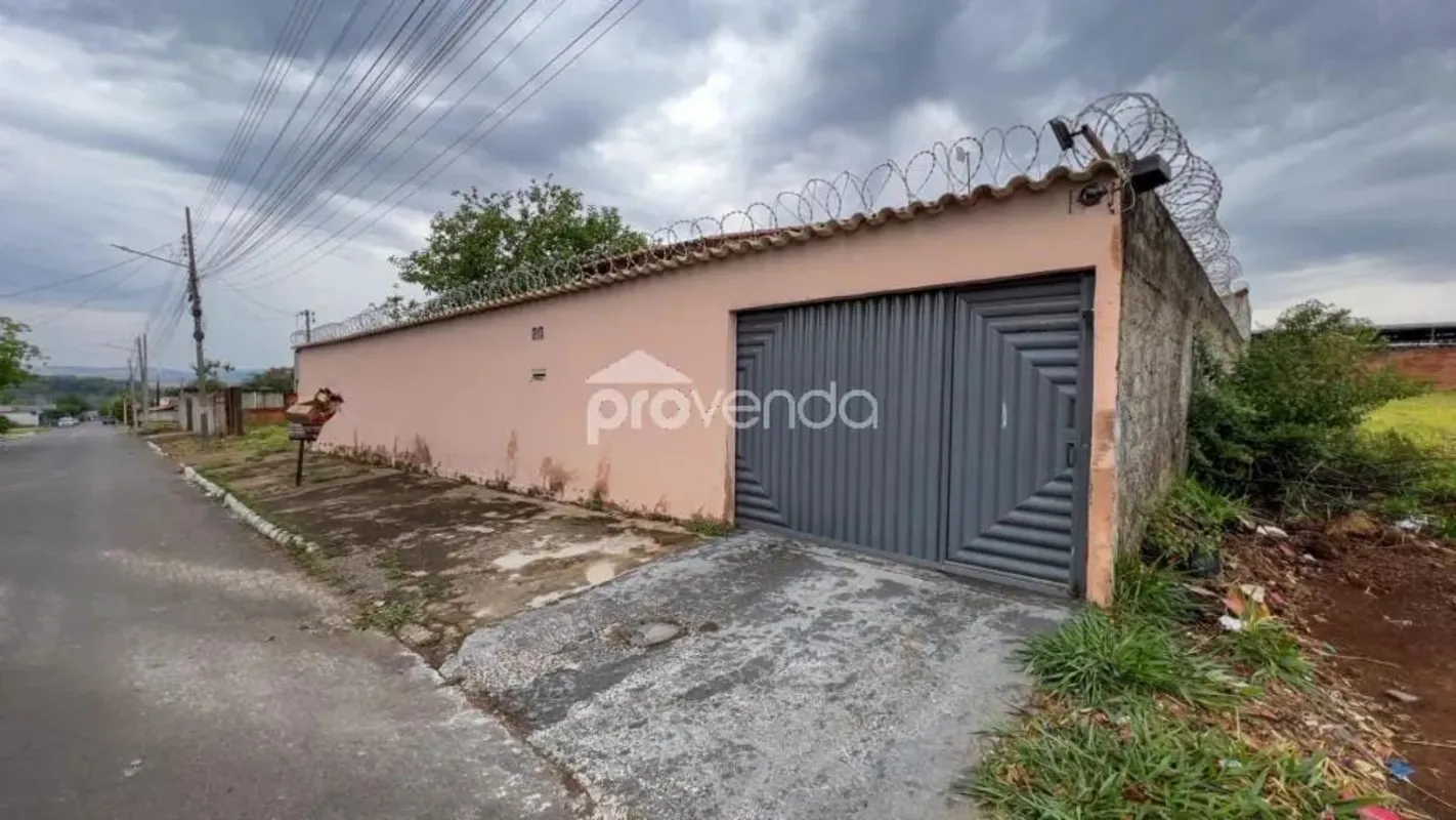 Casa Térrea 300m² de área privativa - Bairro das Indústrias - Senador Canedo/GOM...