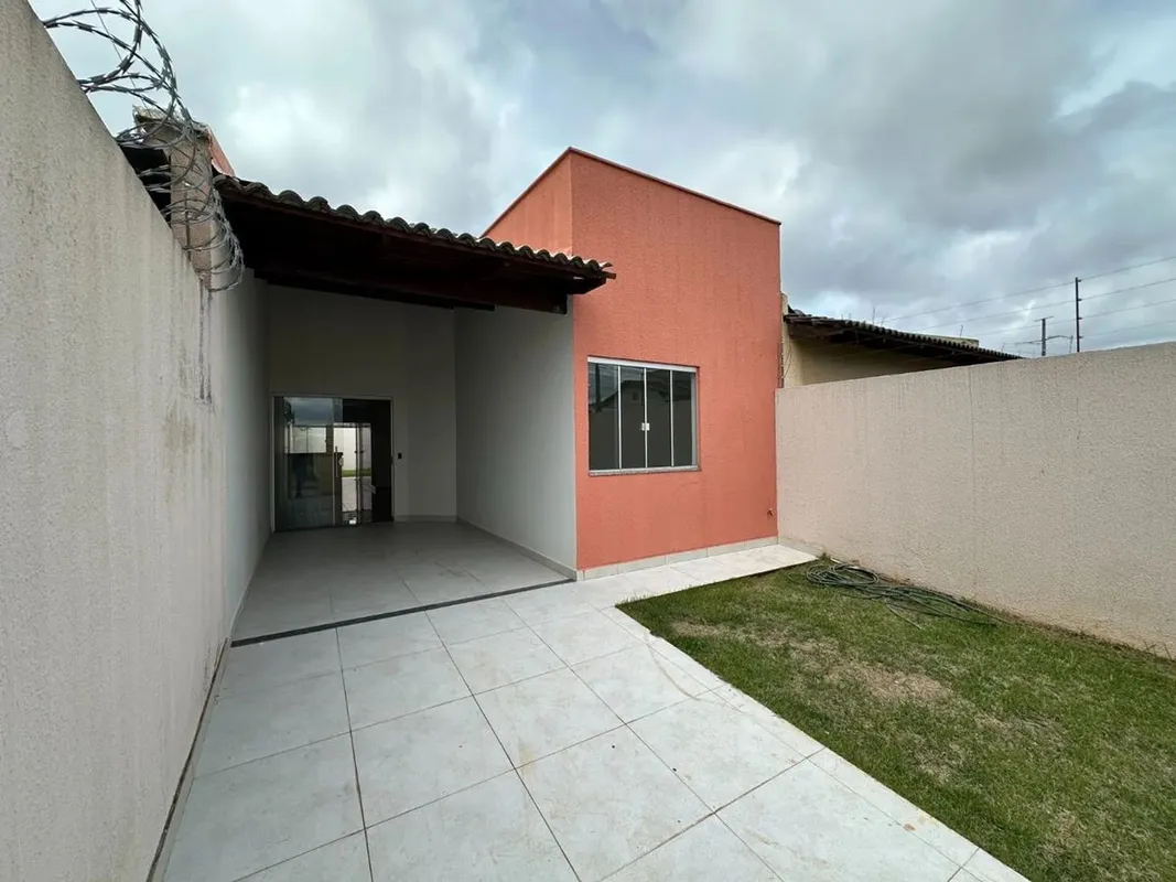 Casa com 03 quartos, sendo 01 suíte, sala padrão, jardim de inverno, garagem cob...