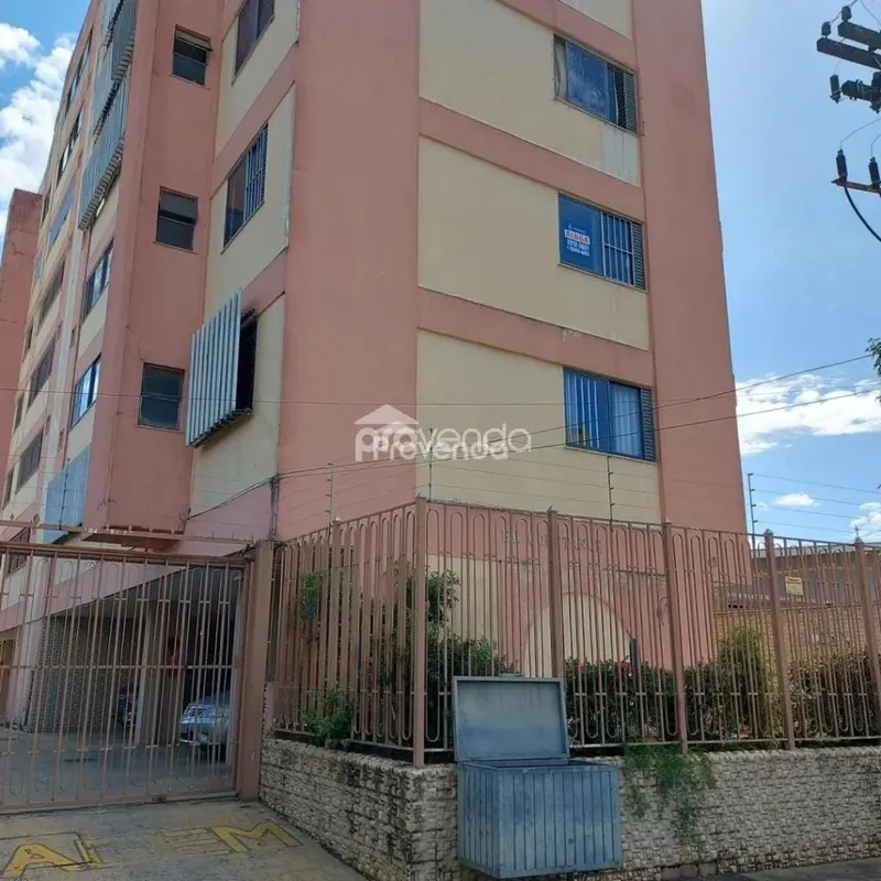 Localização Privilegiada no Setor Central! Este amplo apartamento oferece todo o...