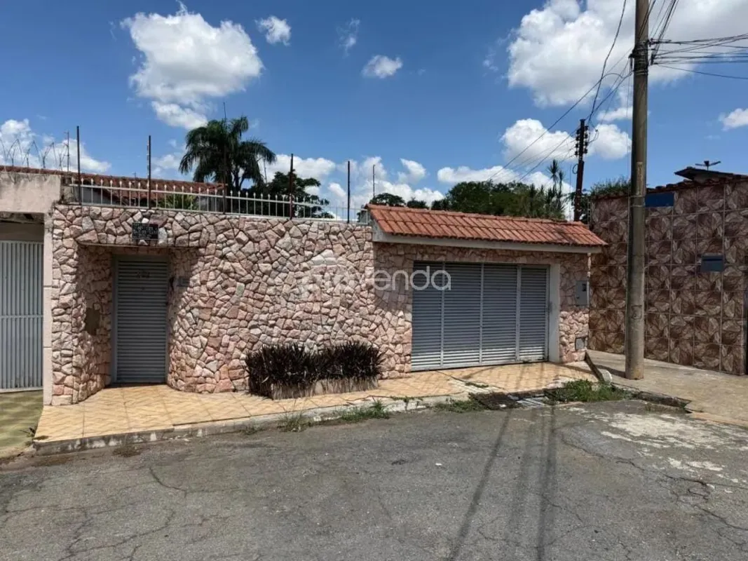 Localização Privilegiada: Esta ampla residência oferece o conforto e a praticida...