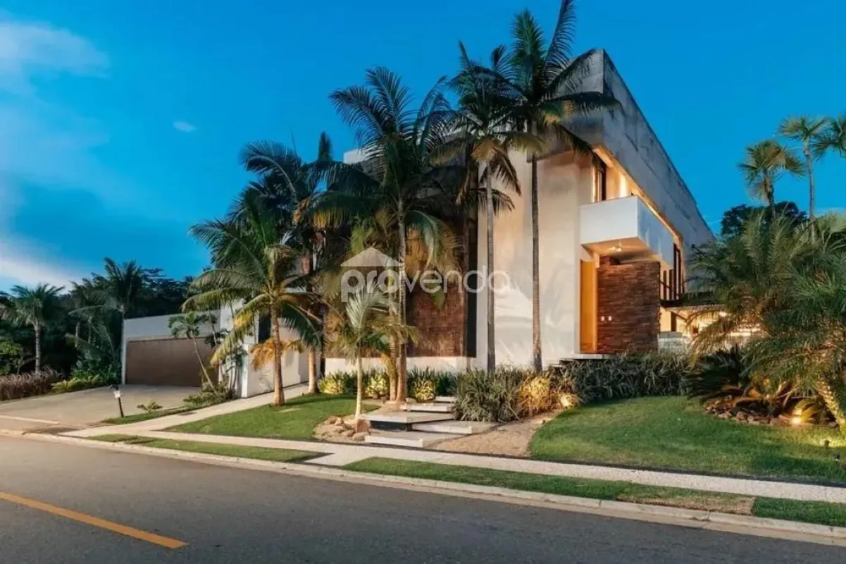 Casa de Condomínio de Alto Padrão à Venda - 4 Suítes, 504 m² Construídos, 741 m²...