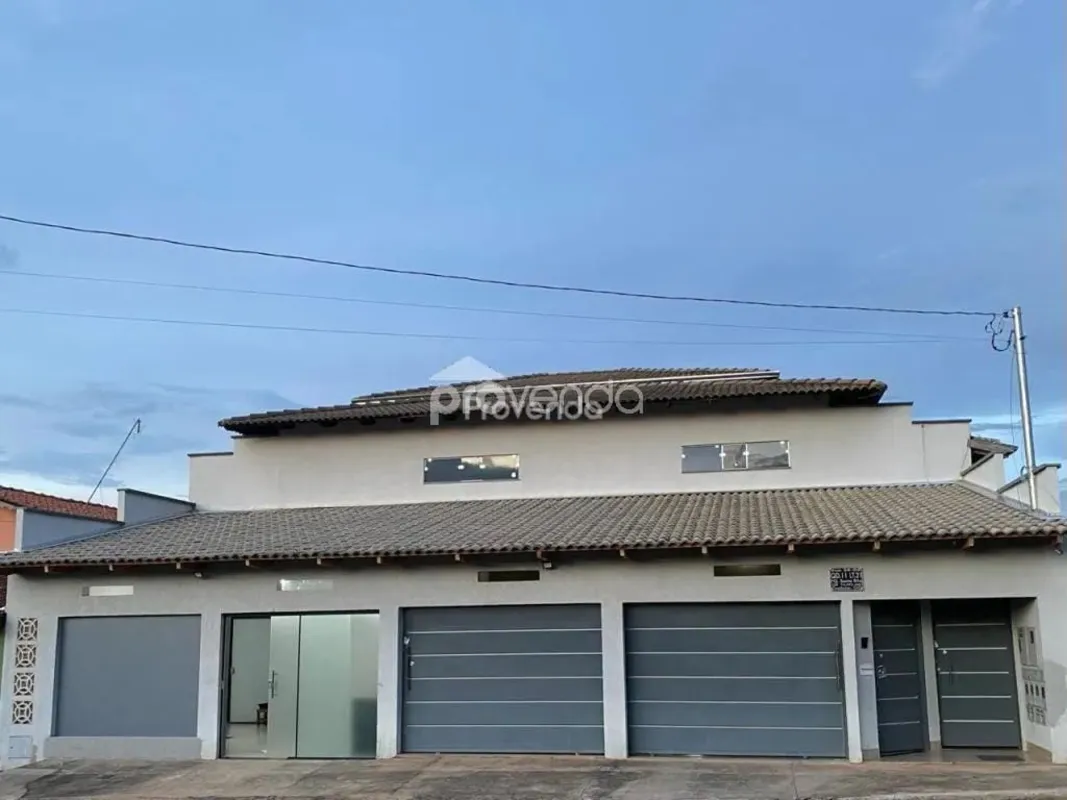 Oportunidade imperdível! Sobrado de 730m² de área construída em terreno de 450m²...