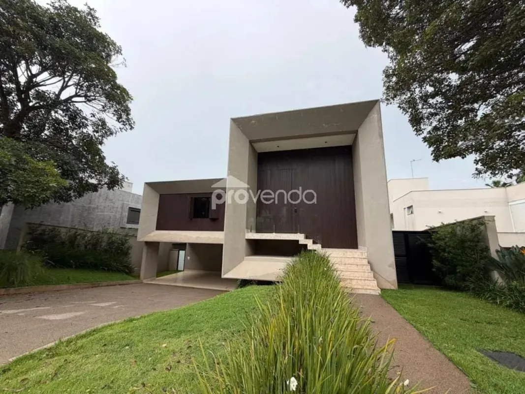 Sobrado com 4 suítes no Residencial Alphaville IPÊ, com área de terreno de 647 m...