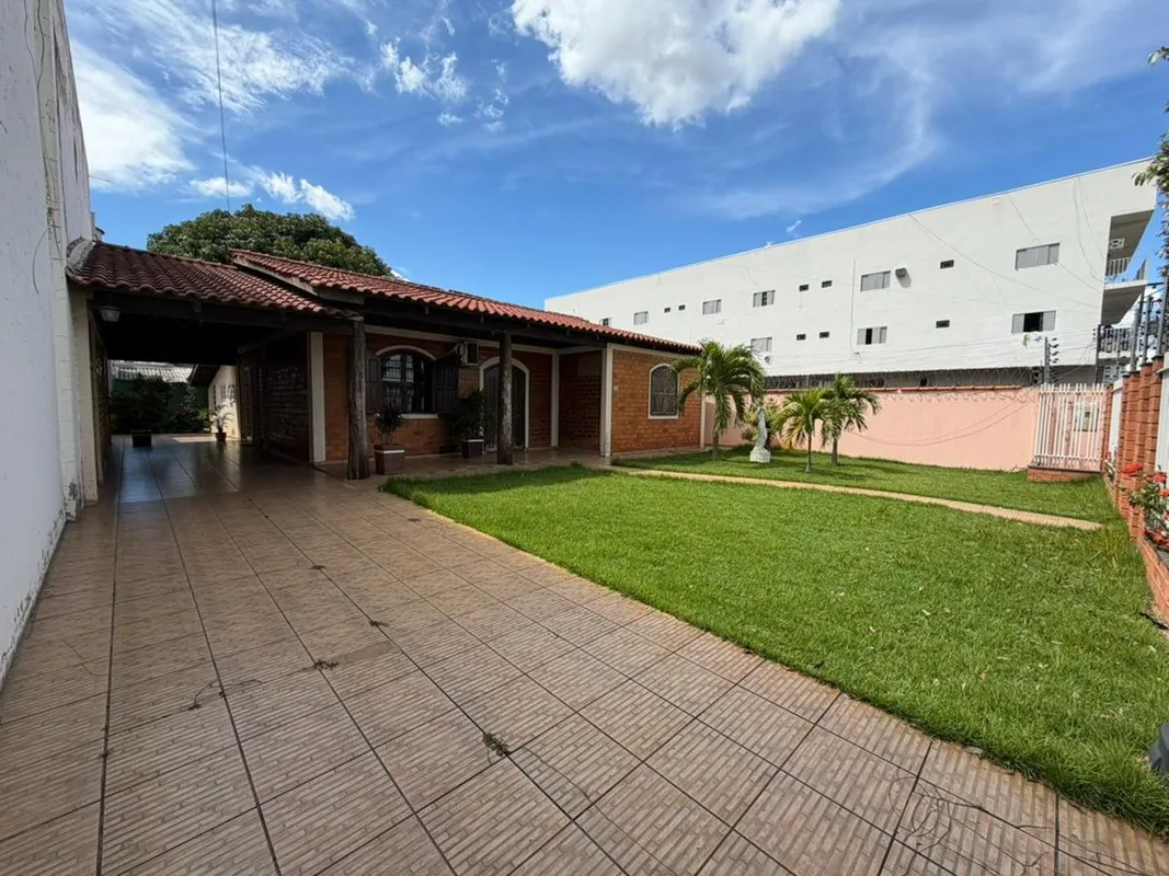 Apresento uma exelente oportunidade no coração da cidade, casa ampla, solida e g...