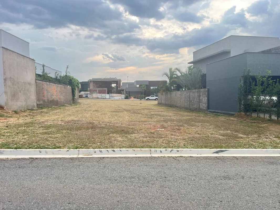 Lote condomínio excelente localização no condomínio próximo a portaria, muito bo...