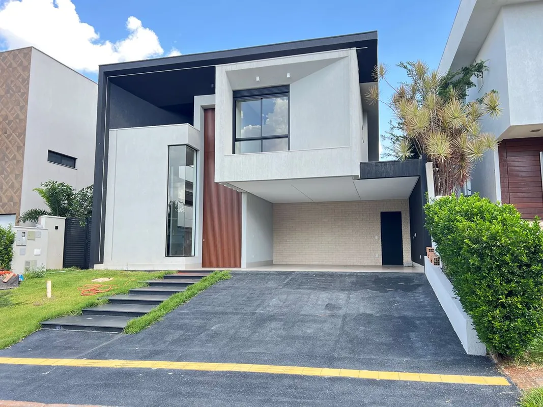 Casa em condomínio, com 5 suítes com banheira na Master, sendo uma suíte no térr...