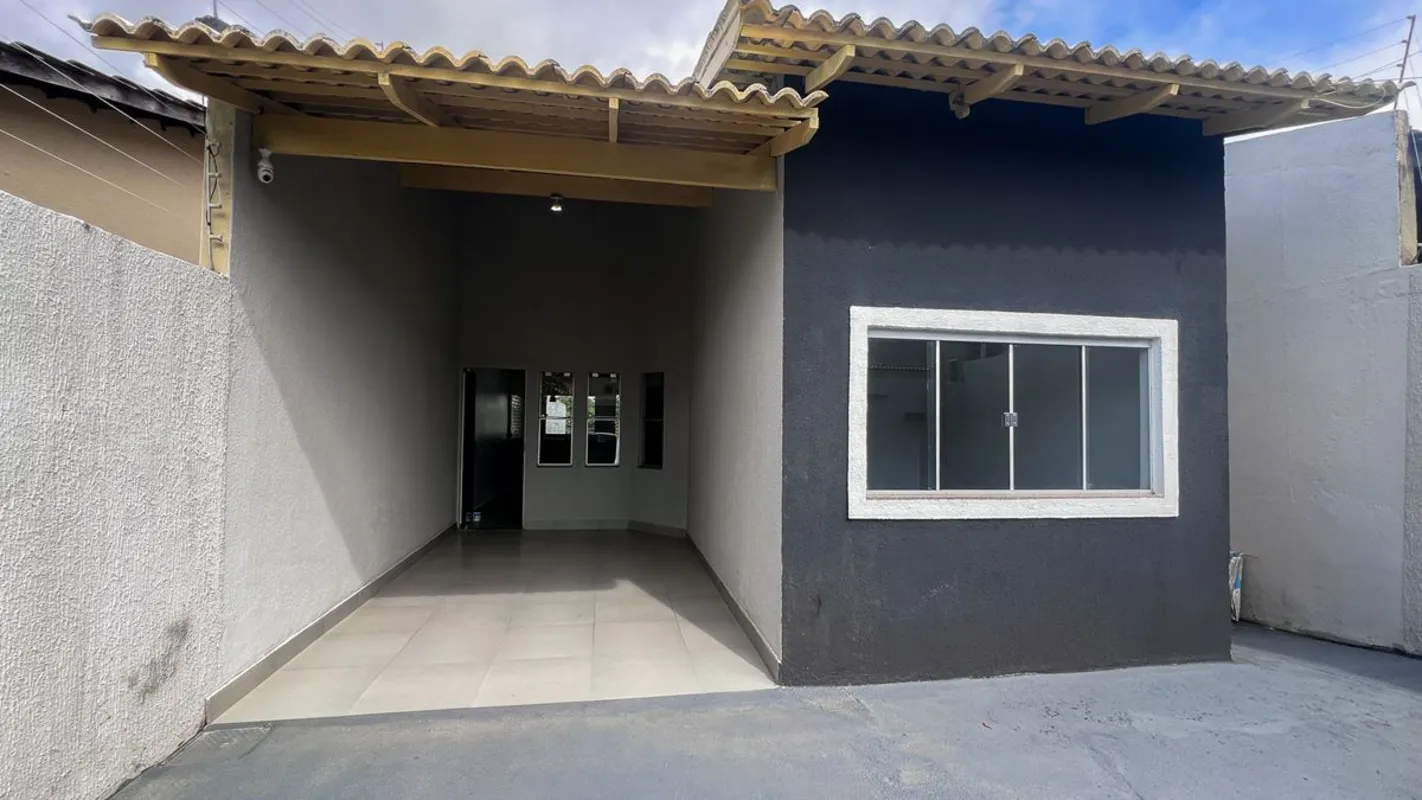 Casa com 90mÂ², 03 quartos, sendo 01 suÃ­te, recÃ©m-reformada. Conta com sala ac...
