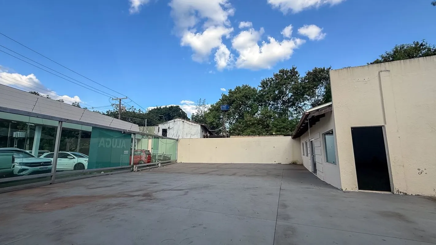 Estacionamento frontal com capacidade para até 10 veículos, oferecendo comodidad...