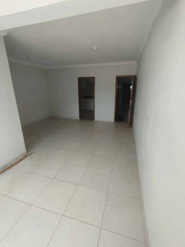 3 quartos, sendo 1 suíte, apartamento amplo e funcionalO imóvel conta com roupar...