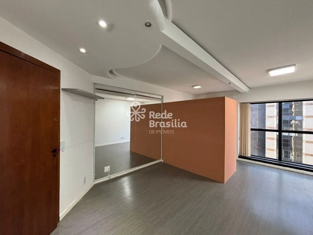 Sala comercial em vão livre, ideal para adaptar ao seu negócio. Localizada em an...