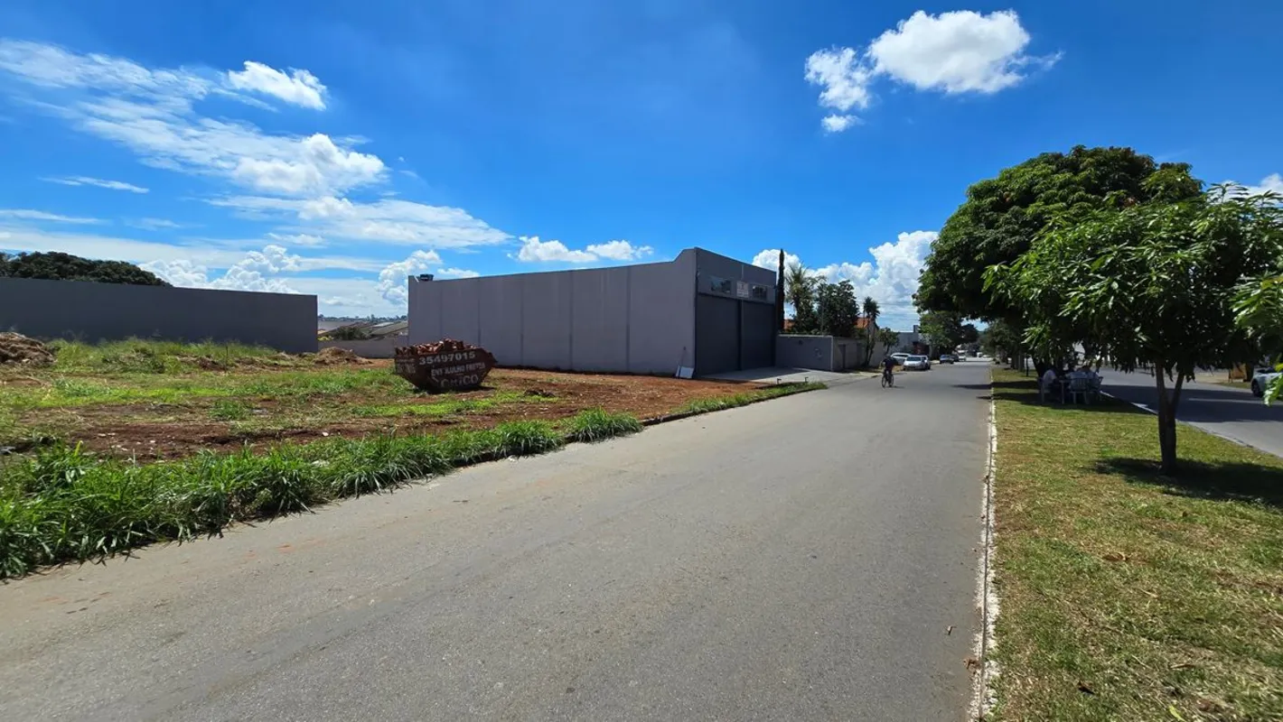 Lote comercial de esquina na Avenida das Avencas. 490m² de área total. Já murado...