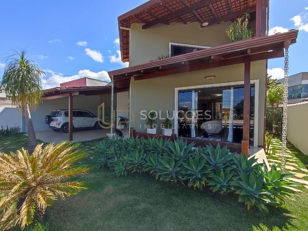 3 Suítes | Escritório | 5 Banheiros | 2 Vagas | Terreno: 450m² | Construção: 350...