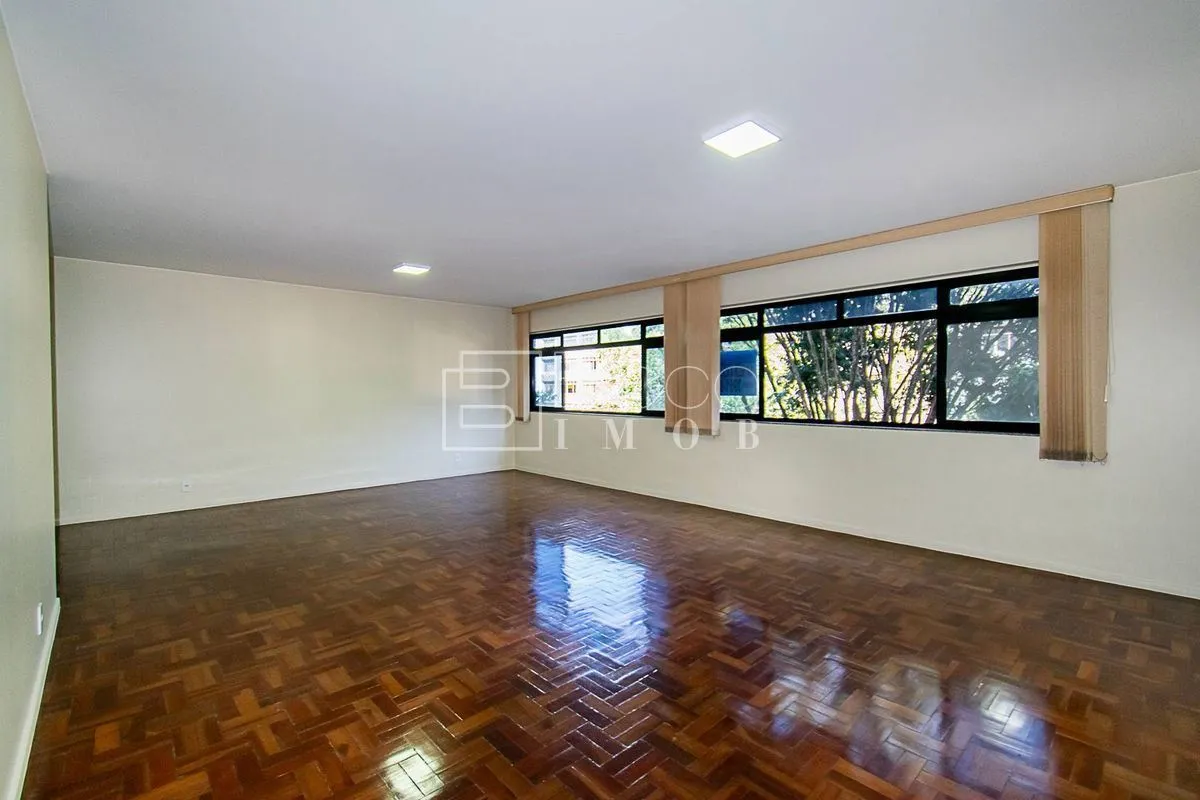 Espaço, luz natural e qualidade de vida - um apartamento que acolhe e surpreende...