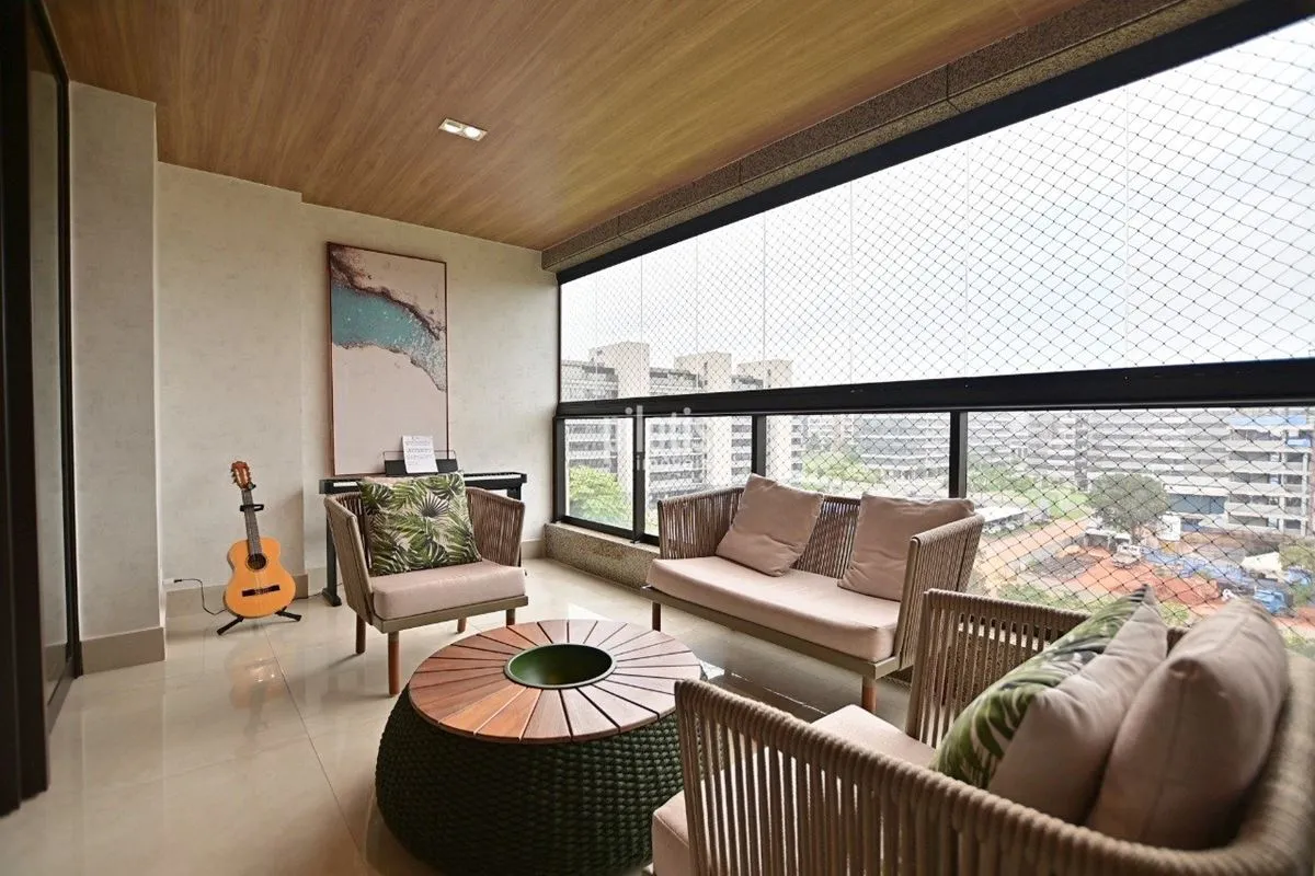Apartamento de canto, VAZADO, em andar alto, que reúne amplitude, luminosidade e...