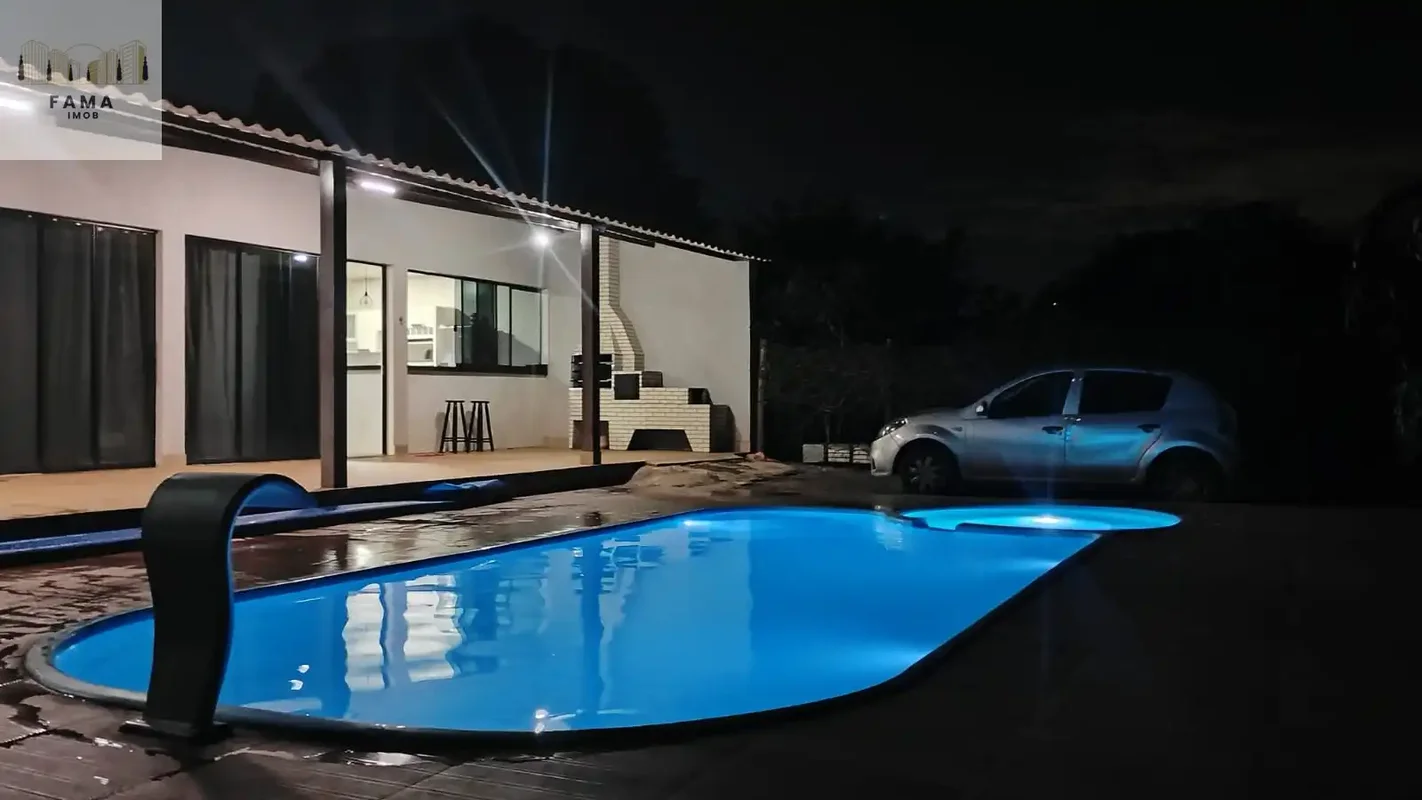 Linda casa ampla e moderna a venda no Condomínio Fechado Novo Horizonte, localiz...