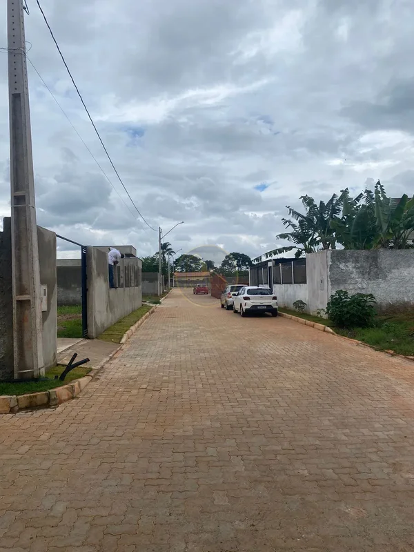 Excelente lote de 400 m2, todo plano;Condomínio com toda infra estrutura;Já poss...
