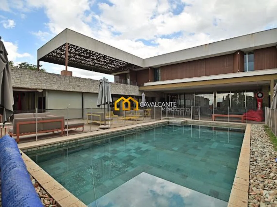 Descubra uma residência de alto padrão no coração do Lago Sul, uma das áreas mai...