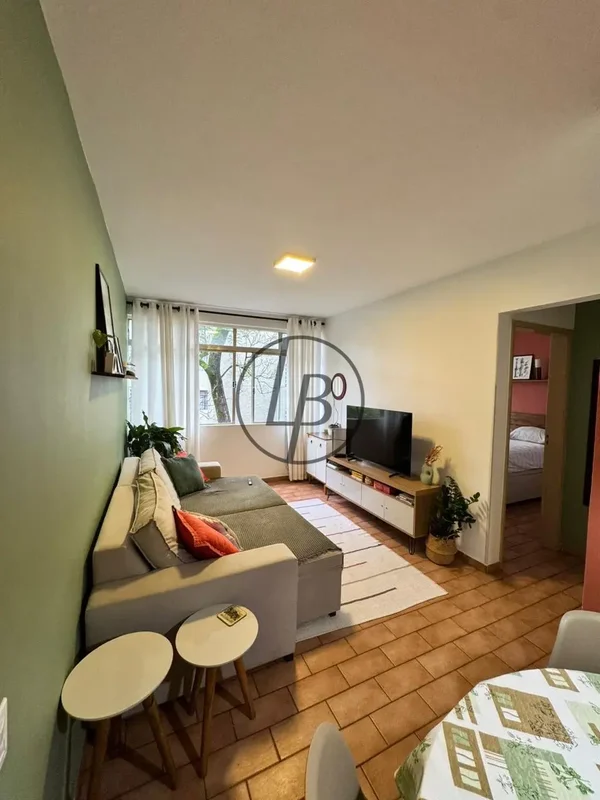 Descubra um apartamento reformado e com vista arborizada na excelente localizaçã...