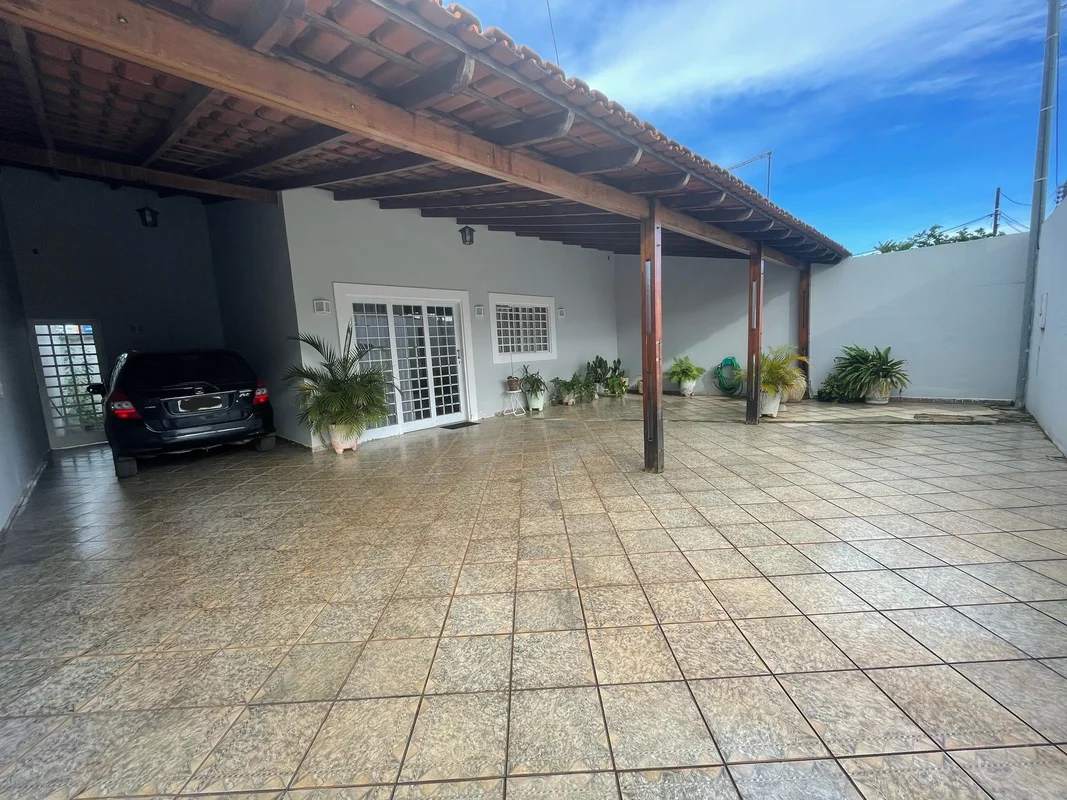 Excelente casa, reformada, com 03 quartos, sendo 02 suítes, sala em 02 ambientes...