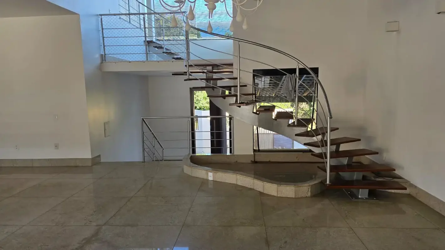 Descubra o conforto e praticidade de morar em uma casa exclusiva no Lago Norte, ...