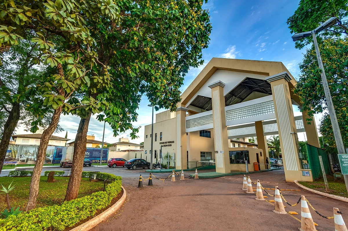 Ótimo sobrado na 1ª etapa com algumas modificações que acrescentaram melhor dist...