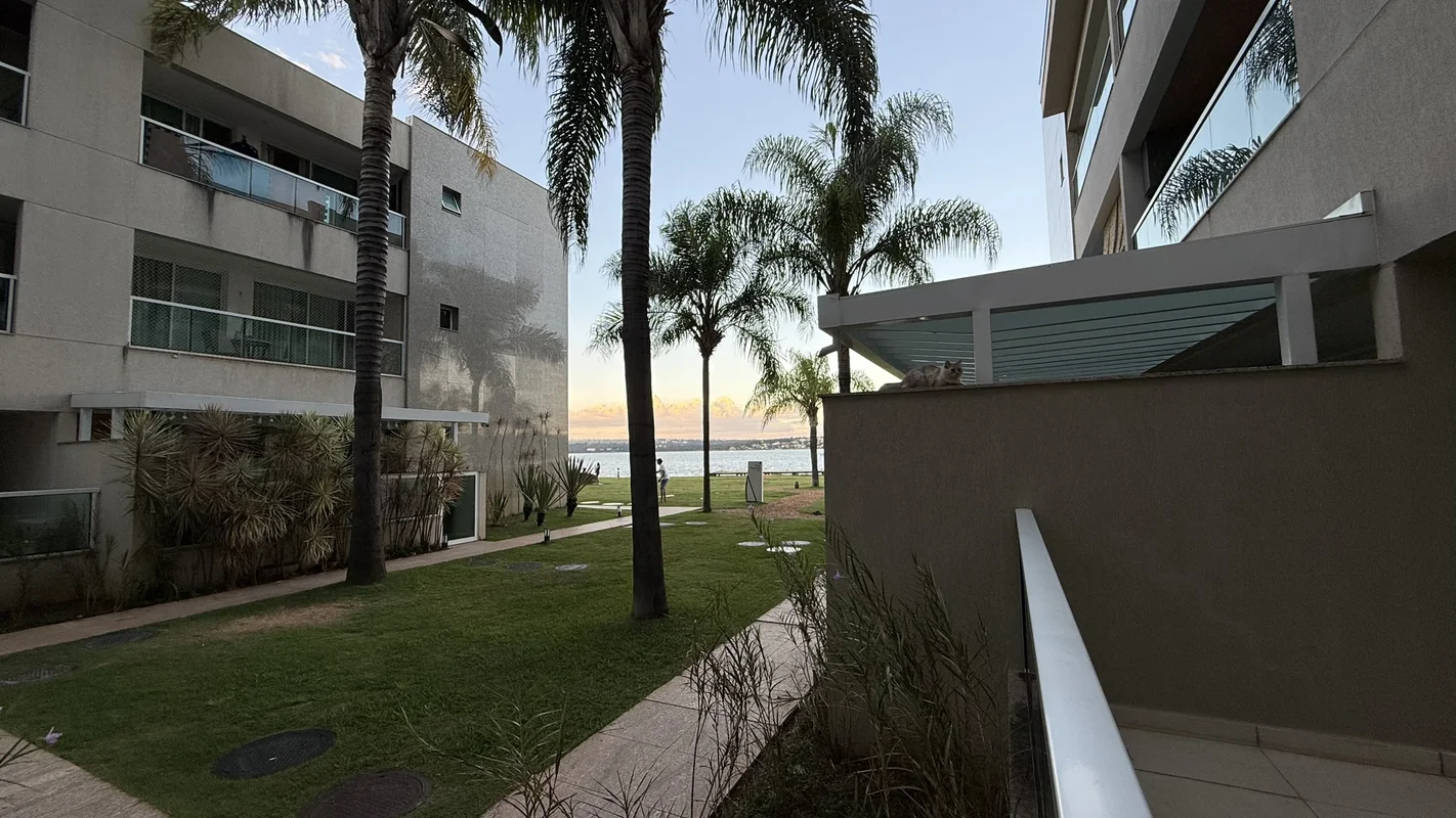 Sofisticação, exclusividade e qualidade de vida à beira do lago.Este elegante ap...