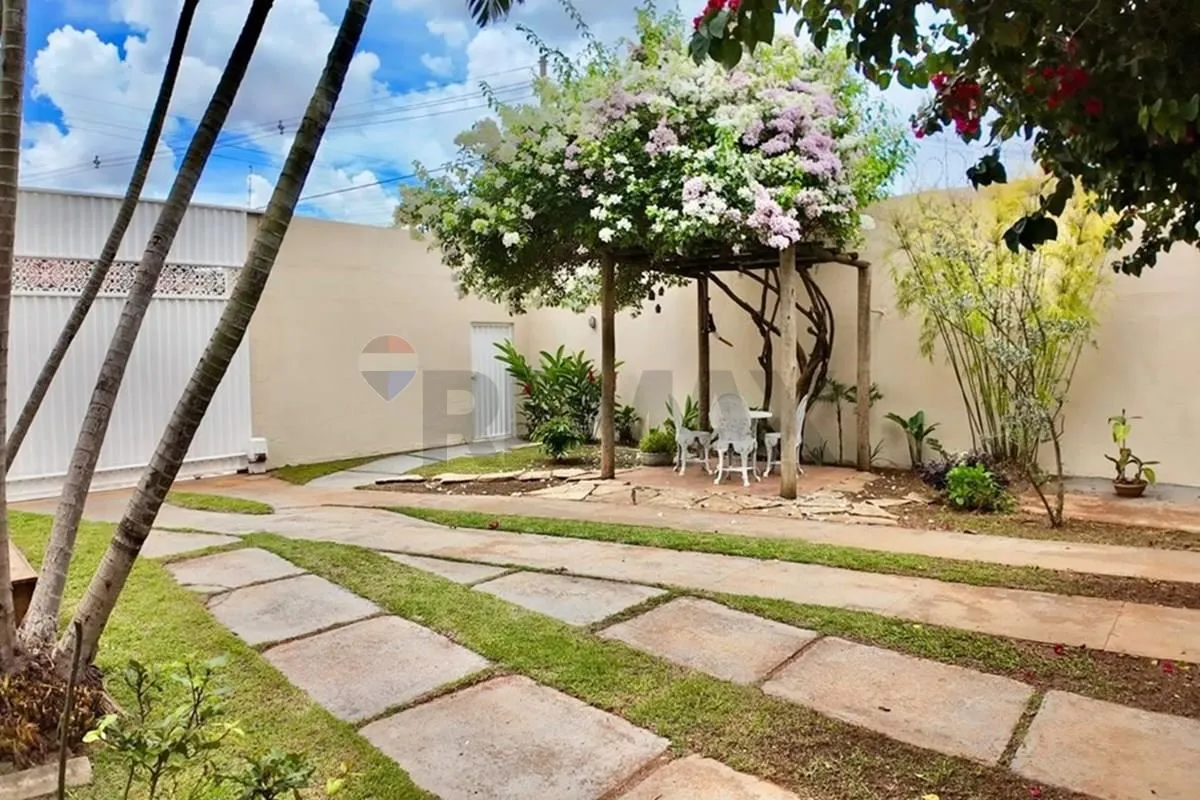 Descubra o seu novo lar em uma casa espetacular, localizada no prestigiado Resid...