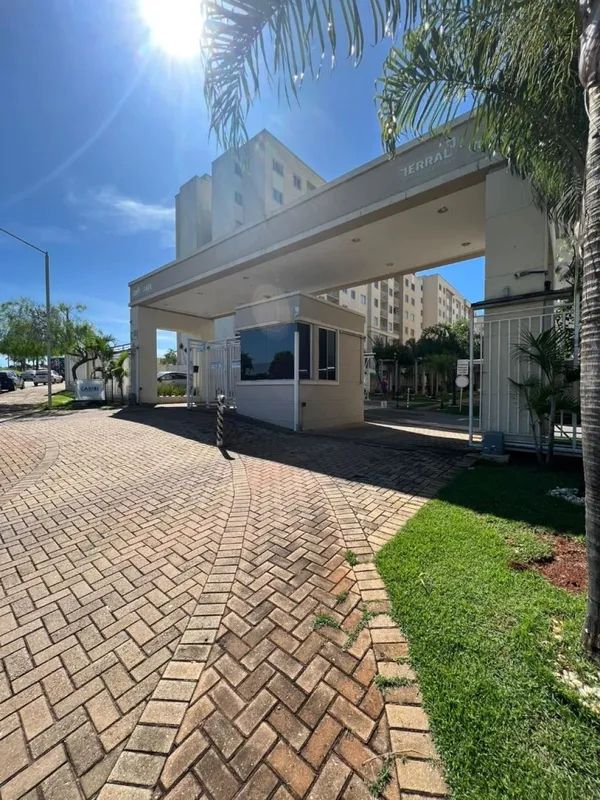 Apartamento com 02 quartos sendo 01 suíte, suíte com guarda-roupas, quarto 2 com...