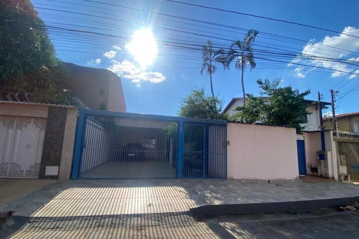 Casa à venda no Setor Sol Nascente, região da Vila Alpes, em Goiânia. Imóvel com...