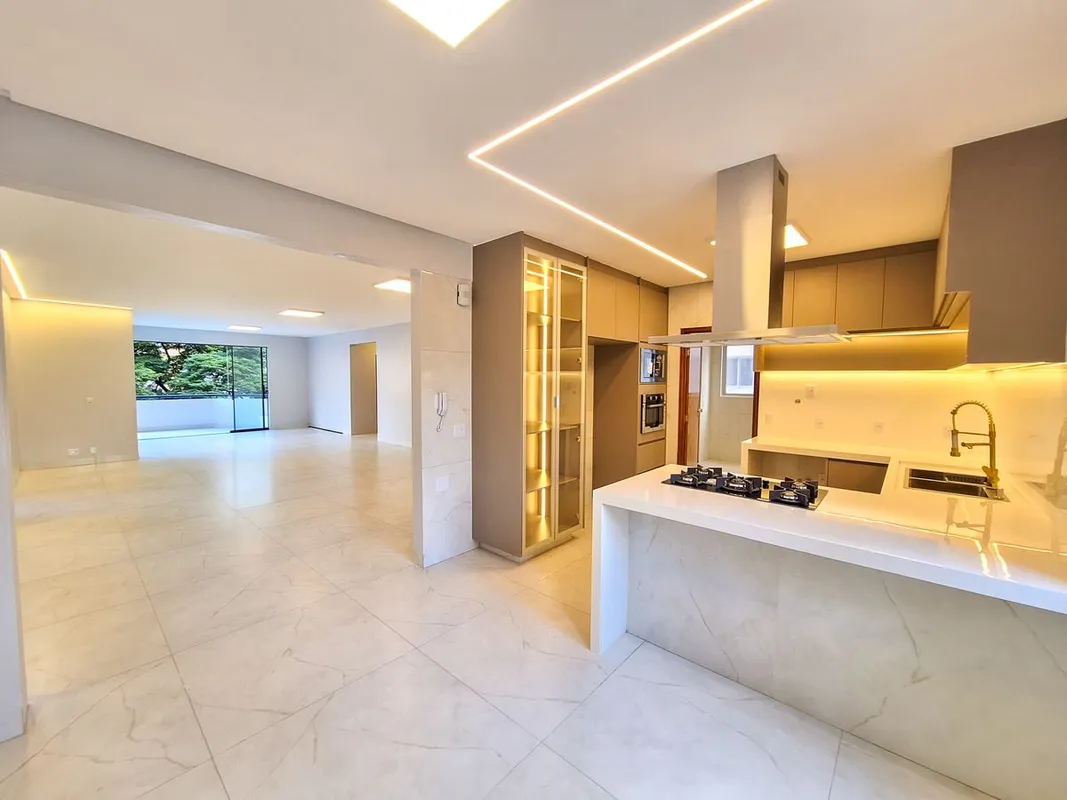 Empreendimento imponente com fachada contemporânea e pé-direito duplo, em locali...