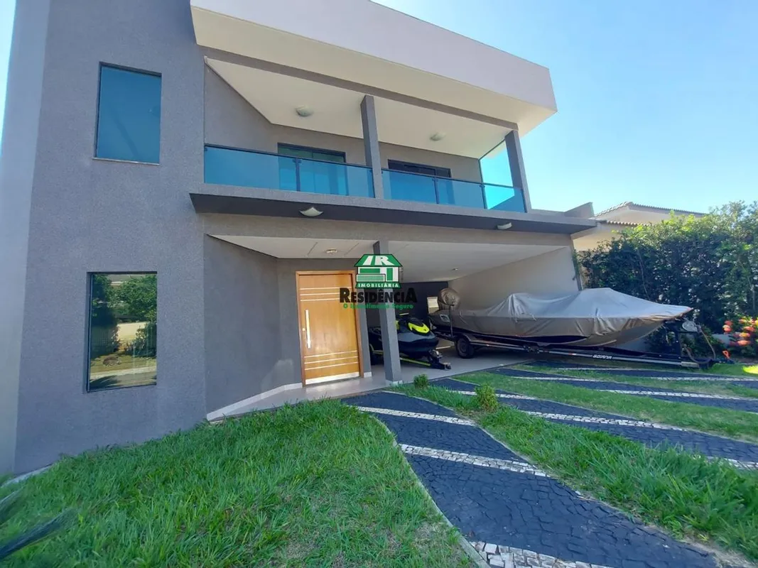 Parte superior 03 quartos sendo 02 suítes todas com armários, Banheiro social ,S...